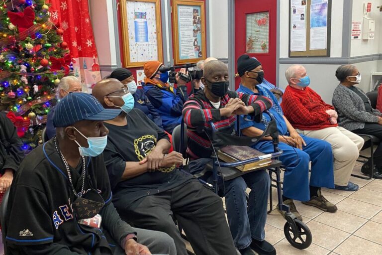 Encore residents listen to Christmas Carols